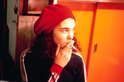 「ネネットとボニ」場面写真。アリス・ユーリ演じる妹のネネット