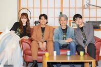 仮面ライダーアギト25周年記念「真アギト展」の様子。左から秋山莉奈、賀集利樹、升毅、田辺季正