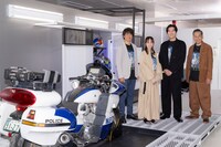 仮面ライダーアギト25周年記念「真アギト展」の様子。左から柴田明良、藤田瞳子、要潤、山崎潤