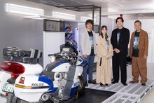 仮面ライダーアギト25周年記念「真アギト展」の様子。左から柴田明良、藤田瞳子、要潤、山崎潤