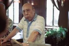 Prime Originalドラマシリーズ「クロエマ」より、諏訪太朗演じる純喫茶パリの常連・半田