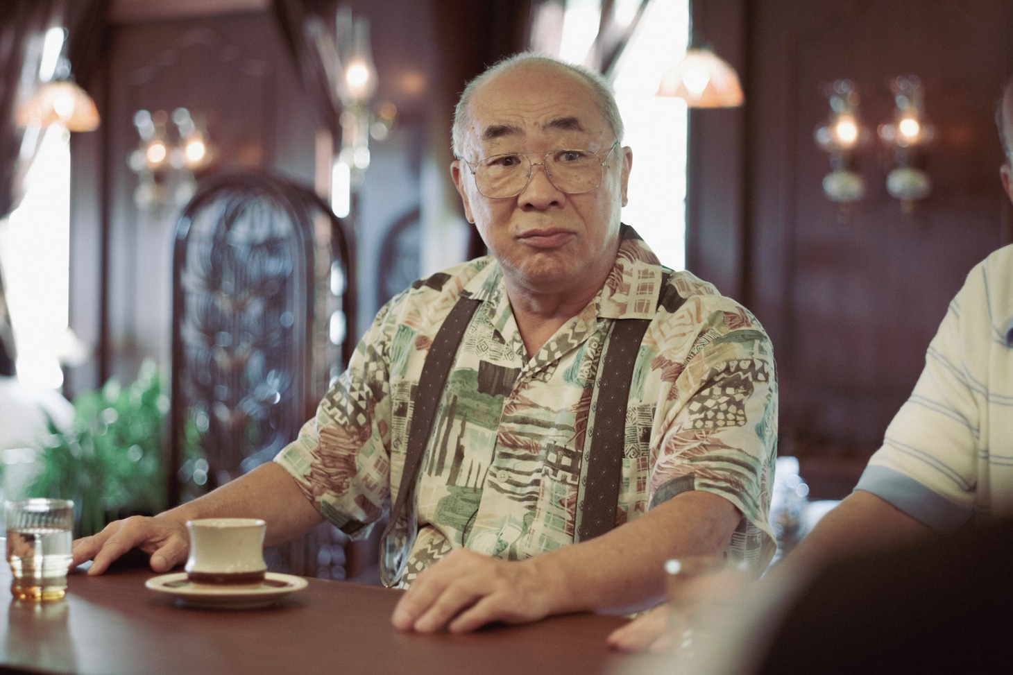 Prime Originalドラマシリーズ「クロエマ」場面写真。野添義弘演じる純喫茶パリの常連・長州