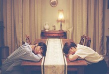 Prime Originalドラマシリーズ「クロエマ」場面写真。左から多部未華子演じるクロエ、杉咲花演じるエマ