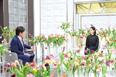 「インタビュアー林修」より、MCの林修（左）とゲストの戸田恵梨香（右）