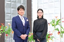 「インタビュアー林修」より、MCの林修（左）とゲストの戸田恵梨香（右）