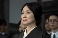 Netflixシリーズ「地獄に堕ちるわよ」場面写真。余貴美子演じる三田キヨ