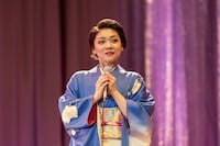 Netflixシリーズ「地獄に堕ちるわよ」場面写真。三浦透子演じる島倉千代子