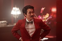 Netflixシリーズ「地獄に堕ちるわよ」場面写真。細川岳演じる細木久雄