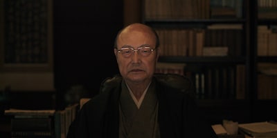 Netflixシリーズ「地獄に堕ちるわよ」場面写真。石橋蓮司演じる安永正隆