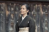 Netflixシリーズ「地獄に堕ちるわよ」場面写真。富田靖子演じる細木みね