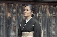 Netflixシリーズ「地獄に堕ちるわよ」場面写真。富田靖子演じる細木みね