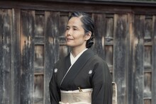 Netflixシリーズ「地獄に堕ちるわよ」場面写真。富田靖子演じる細木みね