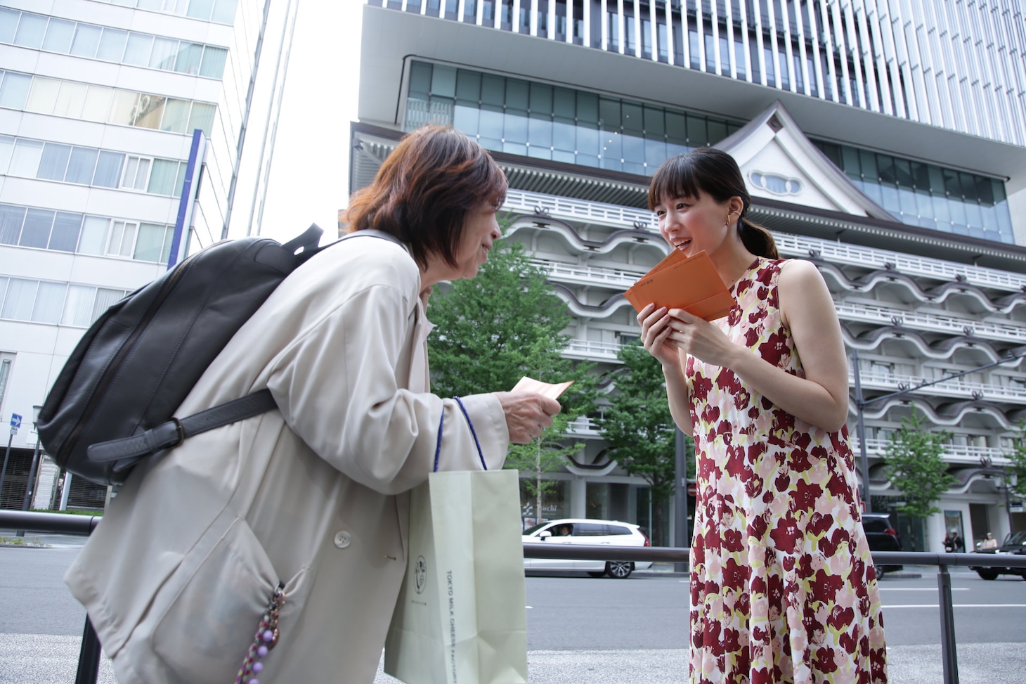 「人はなぜラブレターを書くのか」大阪・なんば広場でのプロモーションの様子。ラブレターを手渡しする綾瀬はるか（右）