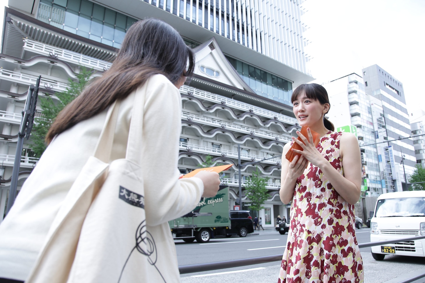 「人はなぜラブレターを書くのか」大阪・なんば広場でのプロモーションの様子。ラブレターを手渡しする綾瀬はるか（右）