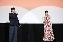 左から石井裕也、綾瀬はるか