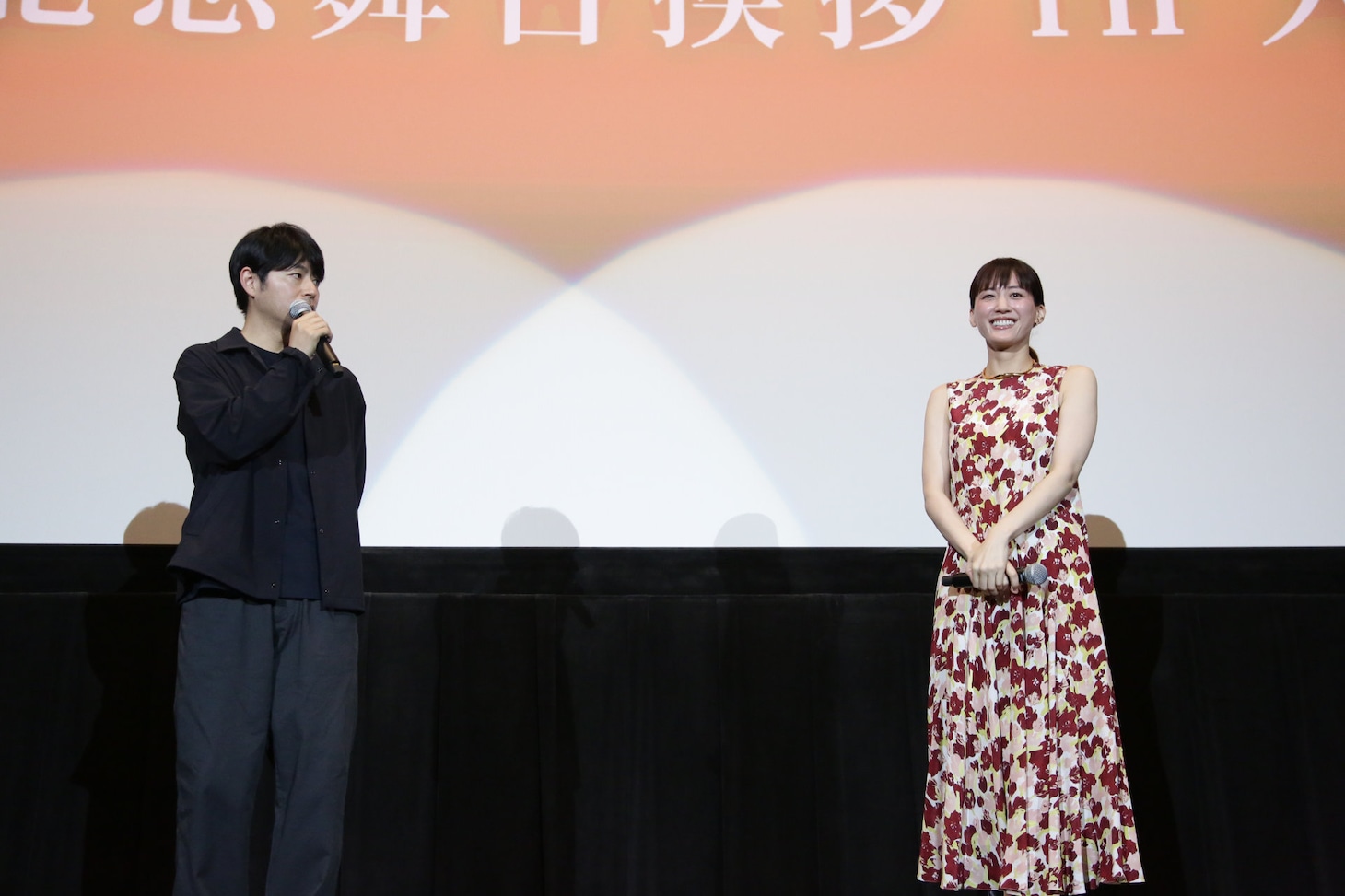 左から石井裕也、綾瀬はるか