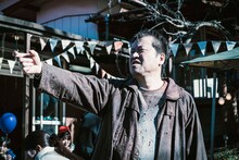 映画「名無し」新場面写真。佐藤二朗演じる“名無し”