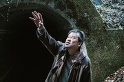 映画「名無し」新場面写真。佐藤二朗演じる“名無し”