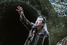 映画「名無し」新場面写真。佐藤二朗演じる“名無し”