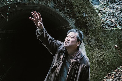 映画「名無し」新場面写真。佐藤二朗演じる“名無し”