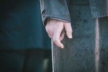 映画「名無し」新場面写真。佐藤二朗演じる“名無し”の右手