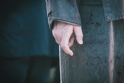 映画「名無し」新場面写真。佐藤二朗演じる“名無し”の右手