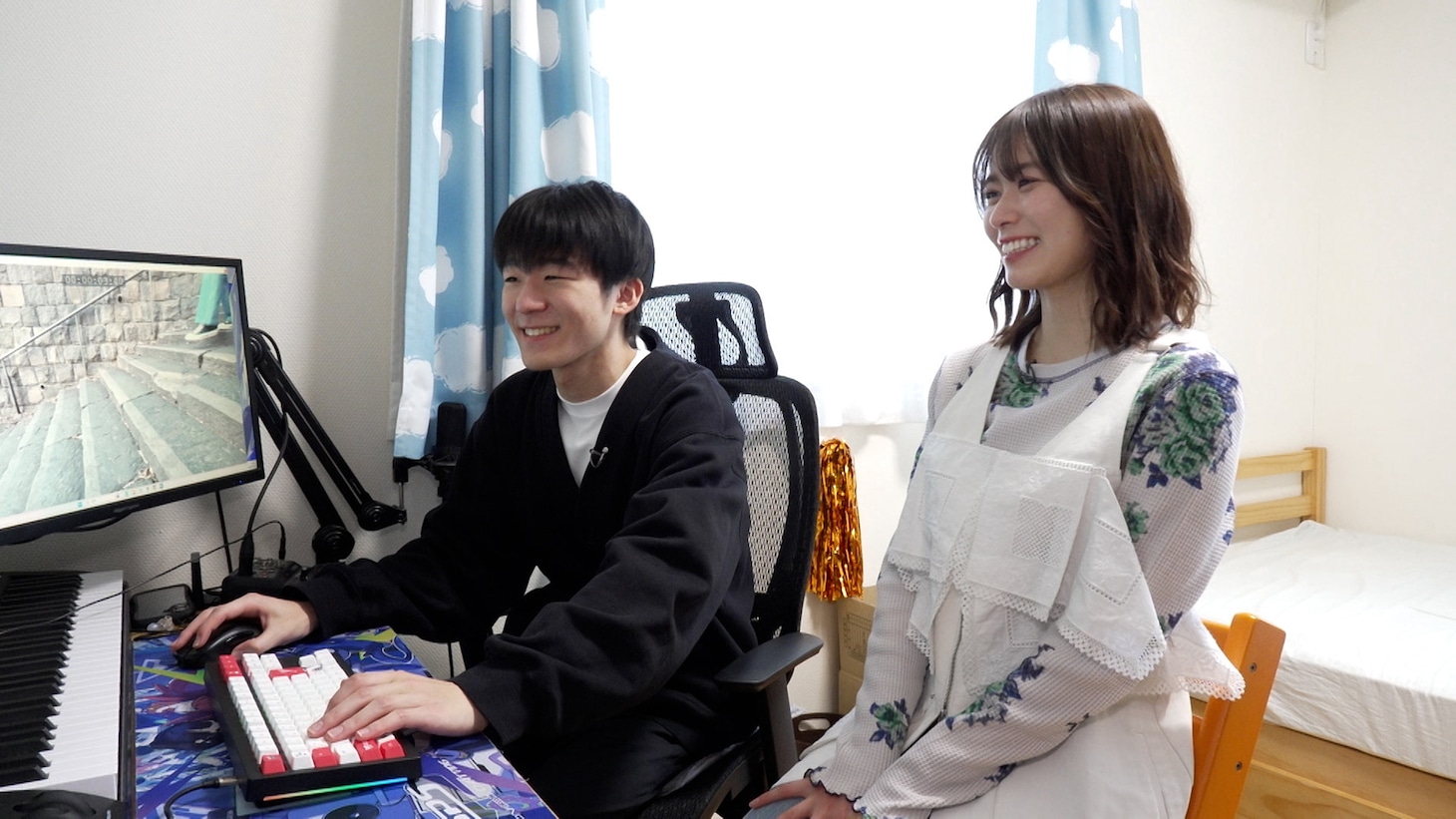 NHK Eテレ「沼にハマってきいてみた」4月25日放送回「自分で作る！効果音沼」より、“ハマったさん”（奥）とリポーターの丹生明里（手前）