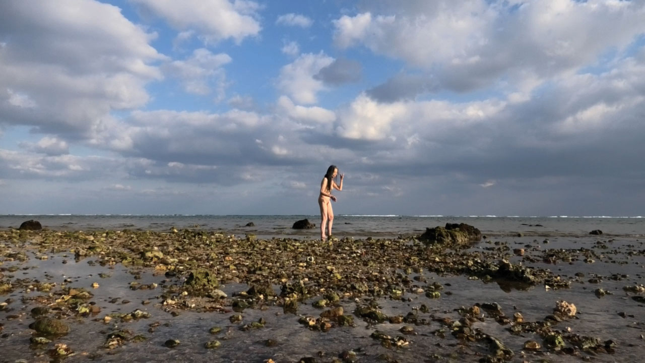 ドキュメンタリー映画「ゆっくり あるく 川村浪子、84歳のダンス場面写真