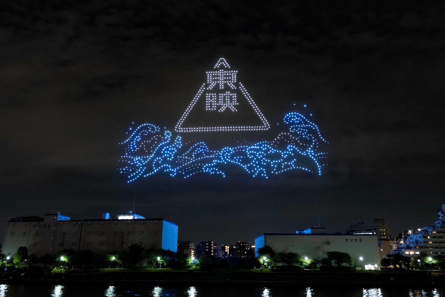 ドローンショー「仮面ライダーアギト Night Canvas」より、東映ロゴ