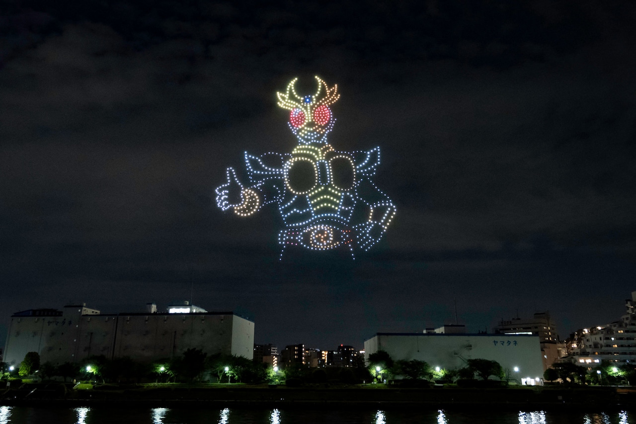 仮面ライダーアギト、G3、ギルス、G7に観客から大歓声！夜空を彩るドローンショー開催