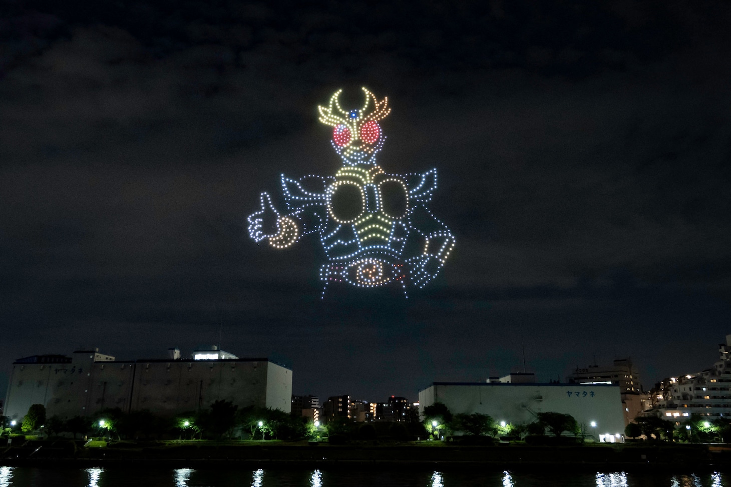 ドローンショー「仮面ライダーアギト Night Canvas」より、仮面ライダーアギト