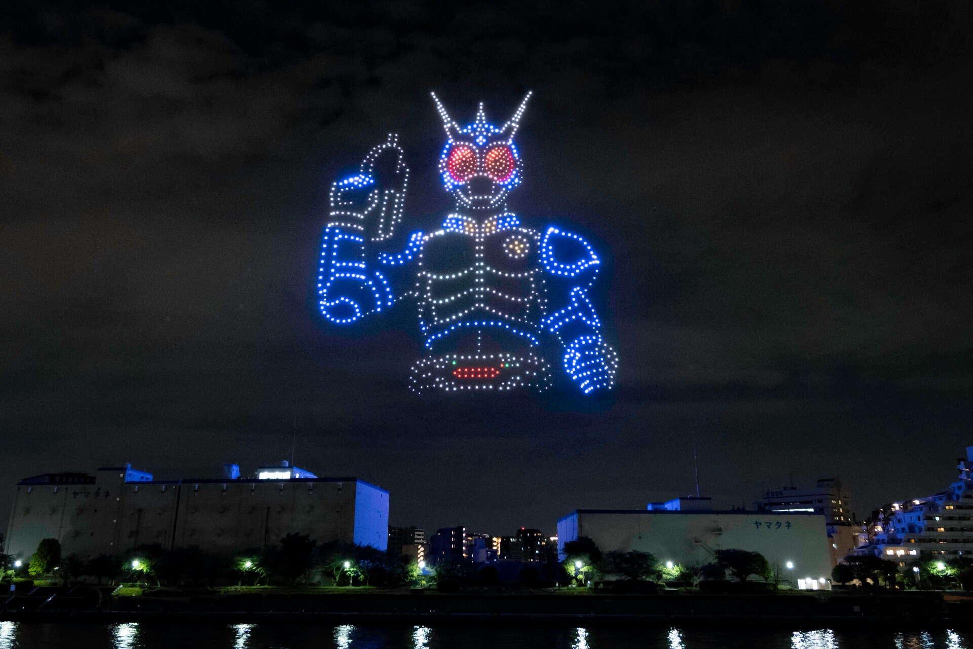 仮面ライダーアギト、G3、ギルス、G7に観客から大歓声！夜空を彩る