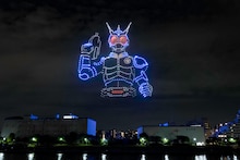 仮面ライダーアギト、G3、ギルス、G7に観客から大歓声！夜空を彩るドローンショー開催