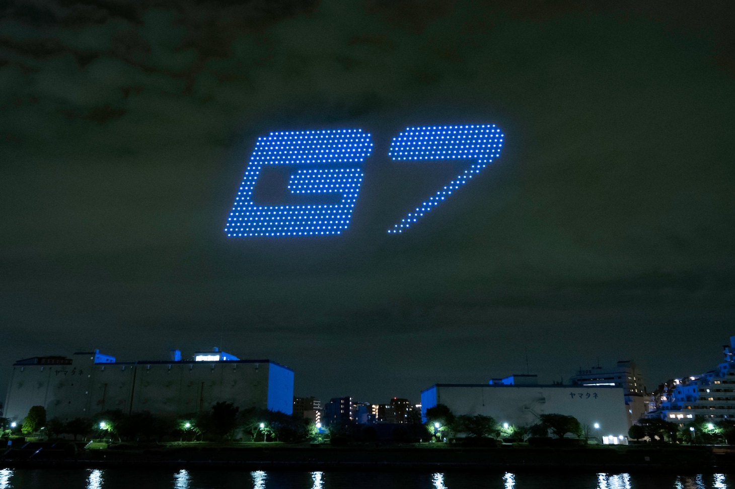 ドローンショー「仮面ライダーアギト Night Canvas」より