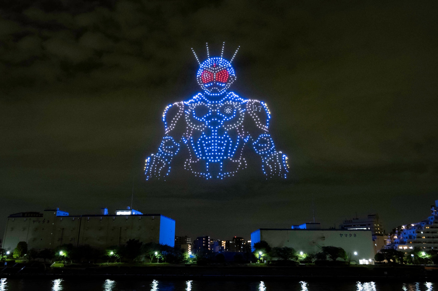 ドローンショー「仮面ライダーアギト Night Canvas」より、仮面ライダーG7