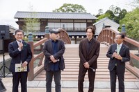 「幕末ヒポクラテスたち」太秦映画村でのトークイベントの様子。左から松井孝治（京都市長）、緒方明、佐々木蔵之介、西脇隆俊（京都府知事）