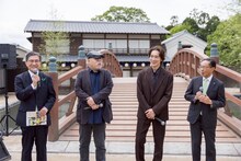 「幕末ヒポクラテスたち」太秦映画村でのトークイベントの様子。左から松井孝治（京都市長）、緒方明、佐々木蔵之介、西脇隆俊（京都府知事）