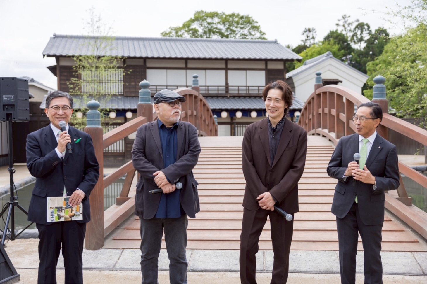 「幕末ヒポクラテスたち」太秦映画村でのトークイベントの様子。左から松井孝治（京都市長）、緒方明、佐々木蔵之介、西脇隆俊（京都府知事）