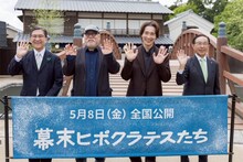「幕末ヒポクラテスたち」太秦映画村でのトークイベントの様子。左から松井孝治（京都市長）、緒方明、佐々木蔵之介、西脇隆俊（京都府知事）