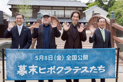 「幕末ヒポクラテスたち」太秦映画村でのトークイベントの様子。左から松井孝治（京都市長）、緒方明、佐々木蔵之介、西脇隆俊（京都府知事）