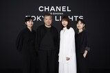 CHANEL & CINEMA - TOKYO LIGHTS AWARD CEREMONYの様子。左から古川葵、是枝裕和、首藤凜、田中さくら。古川・首藤・田中はショートフィルムコンペティションを経て短編を制作した