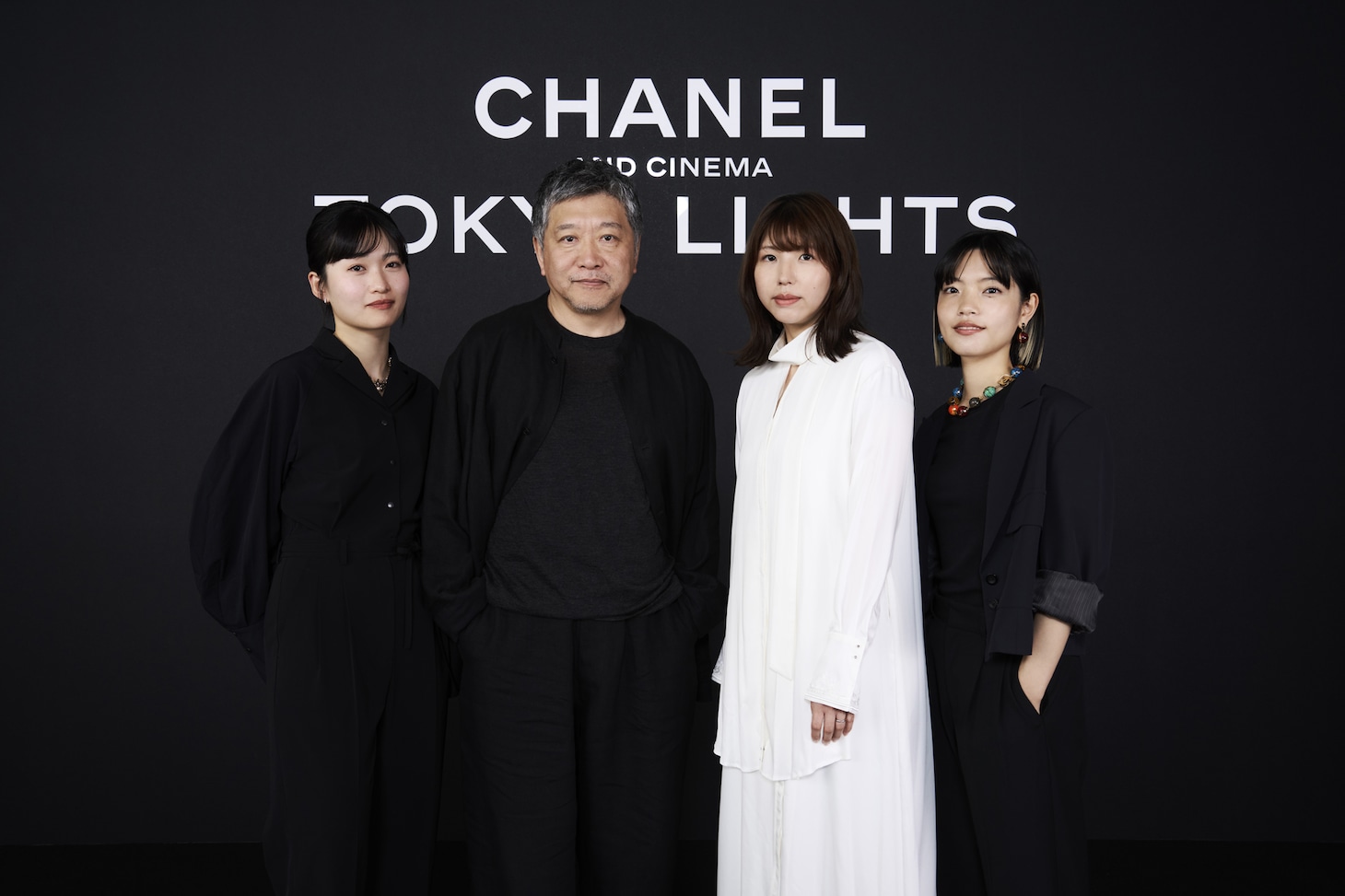 CHANEL & CINEMA - TOKYO LIGHTS AWARD CEREMONYの様子。左から古川葵、是枝裕和、首藤凜、田中さくら。古川・首藤・田中はショートフィルムコンペティションを経て短編を制作した