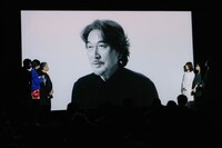 第1回マスタークラスで講師を務めた役所広司のビデオメッセージが流れる様子