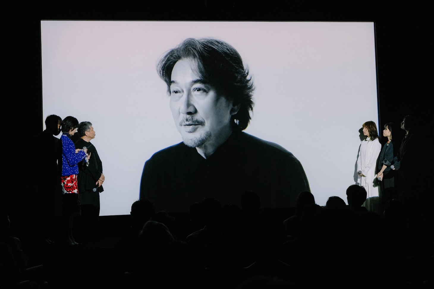 第1回マスタークラスで講師を務めた役所広司のビデオメッセージが流れる様子