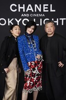 左から安藤サクラ、橋本愛、是枝裕和