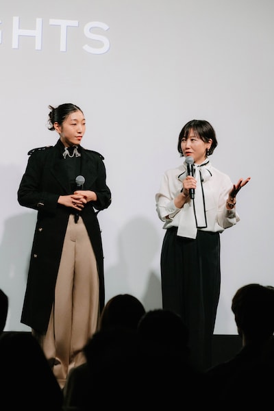 CHANEL & CINEMA - TOKYO LIGHTS AWARD CEREMONYの様子。第1回マスタークラスで講師を務めた安藤サクラ（左）、西川美和（右）