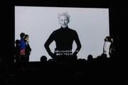 第1回マスタークラスで講師を務めたティルダ・スウィントンのビデオメッセージが流れる様子