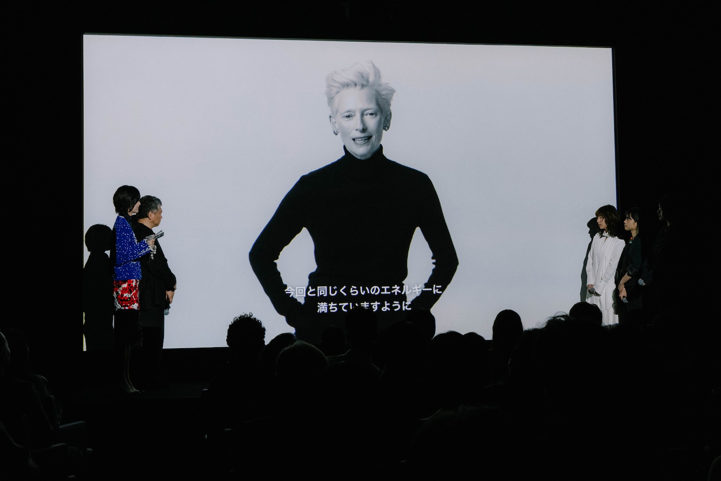 第1回マスタークラスで講師を務めたティルダ・スウィントンのビデオメッセージが流れる様子