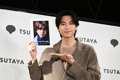 カレンダーの表紙を見せる庄司浩平