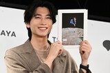 カレンダー発売記念イベントに参加した庄司浩平。お気に入りのカットは“月面着陸”風の1枚
